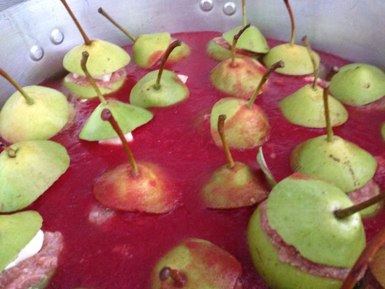 La tradizione contadina: pere mastantuono farcite di carne macinata magra in sugo di San Marzano