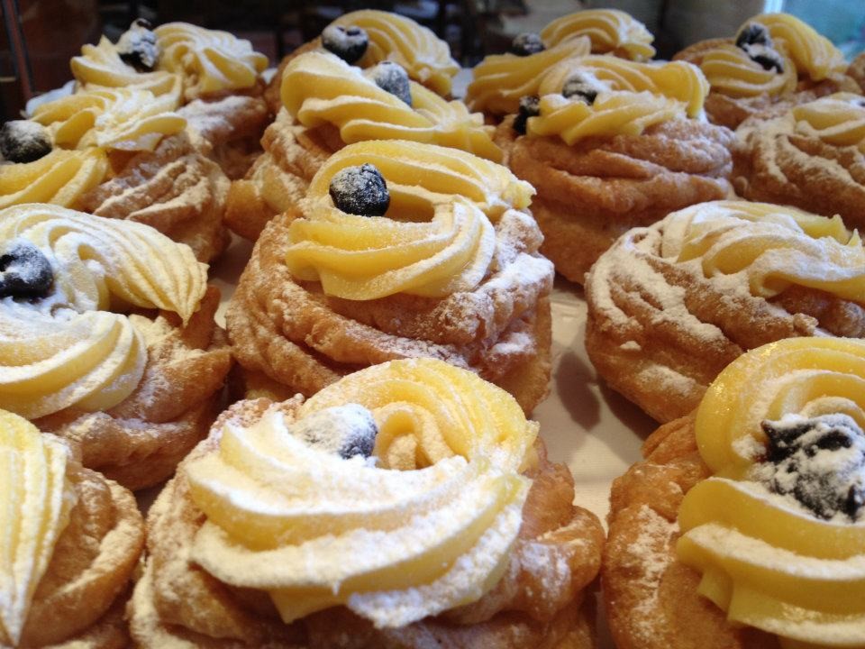 Zeppola decorata con crema e amarene
